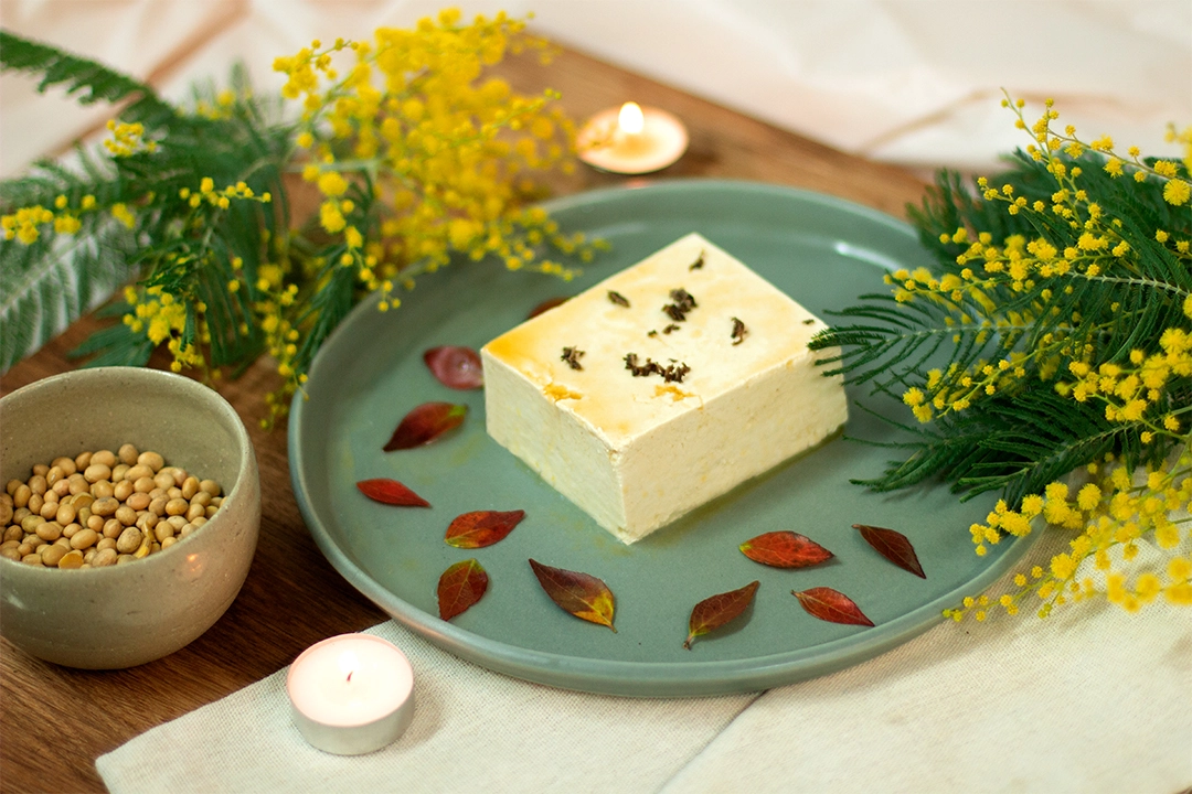 Bloc de tofu à la truffe présenté dans une assiette, avec une marinade à la truffe