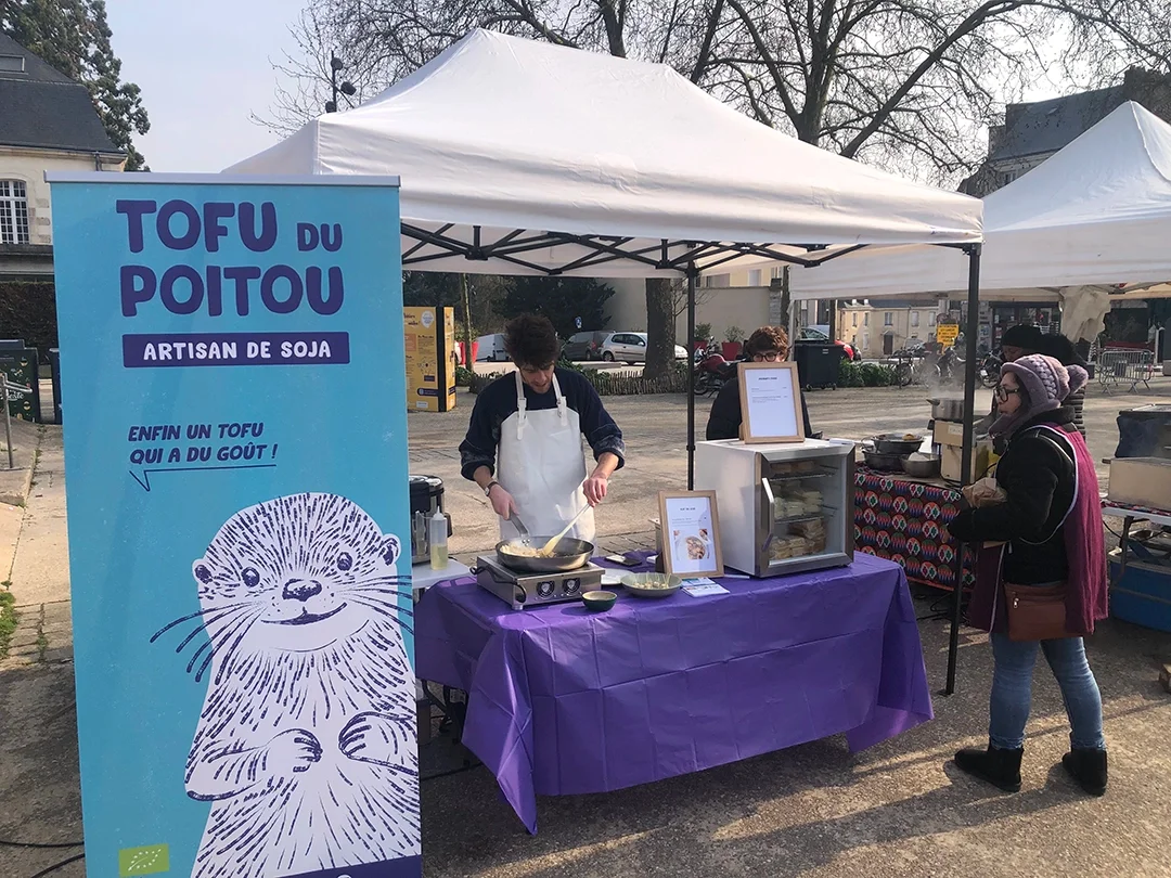 Stand de Tofu du Poitou sur la marché Notre-Dame